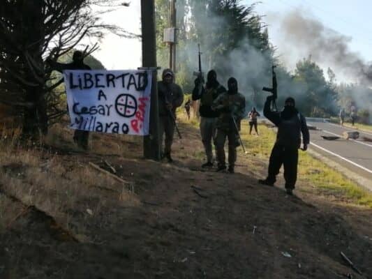 Región del Bío Bío: encapuchados con armas de fuego cortan el tránsito en puente Lleu Lleu entre Cañete y Tirúa