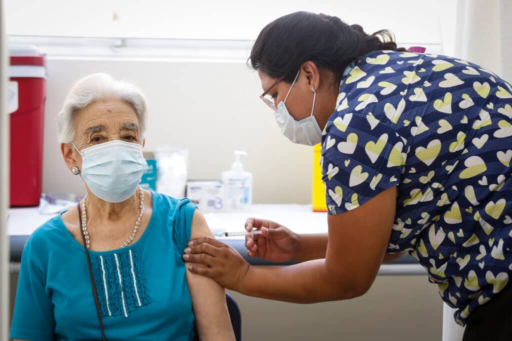 Comenzó vacunación con dosis de refuerzo a personas con esquema Pfizer, AstraZeneca y CanSino