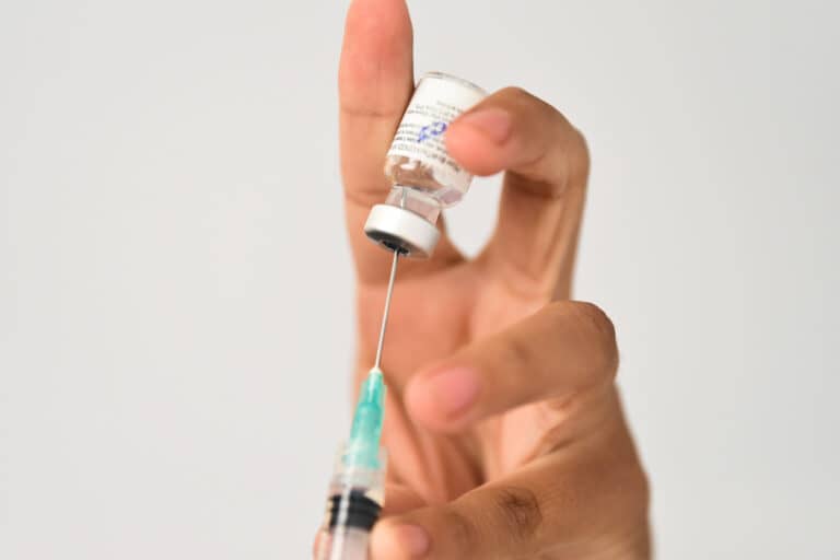 Llegó a Chile el sexto cargamento de vacunas Pfizer para continuar con el proceso de inmunización