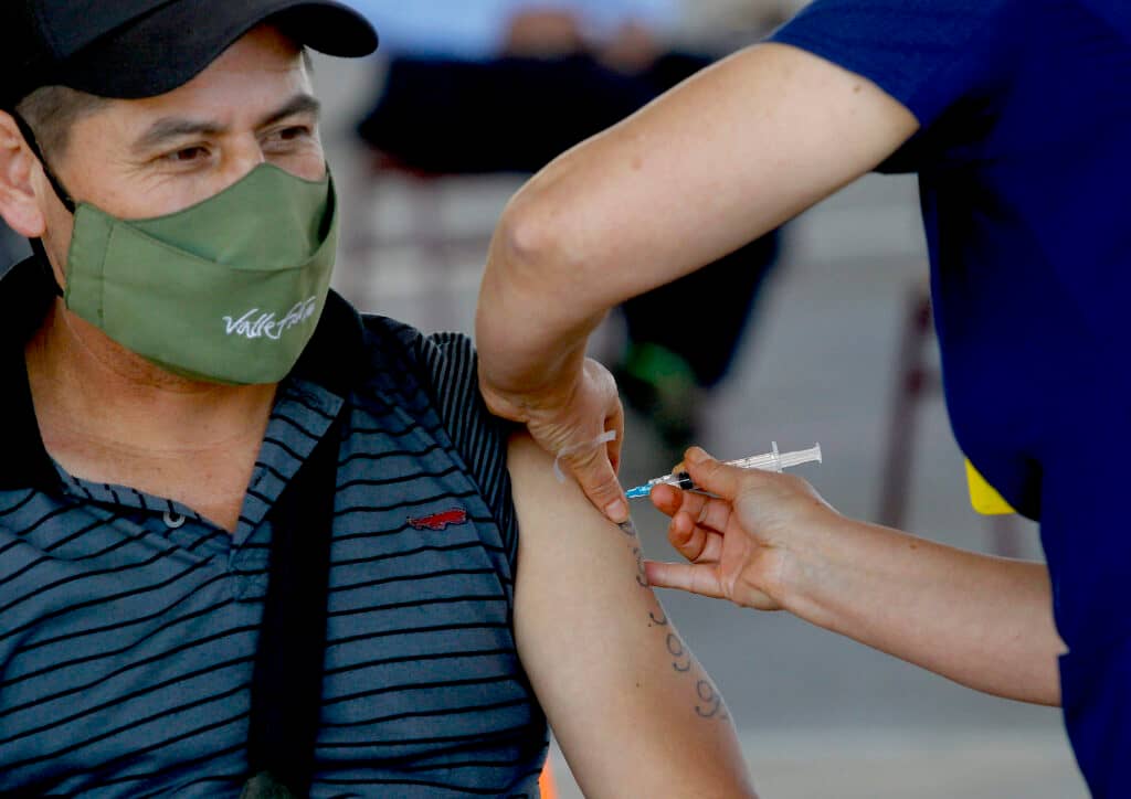 Recolectores de basura y personal de aseo son vacunados contra el coronavirus en Curicó