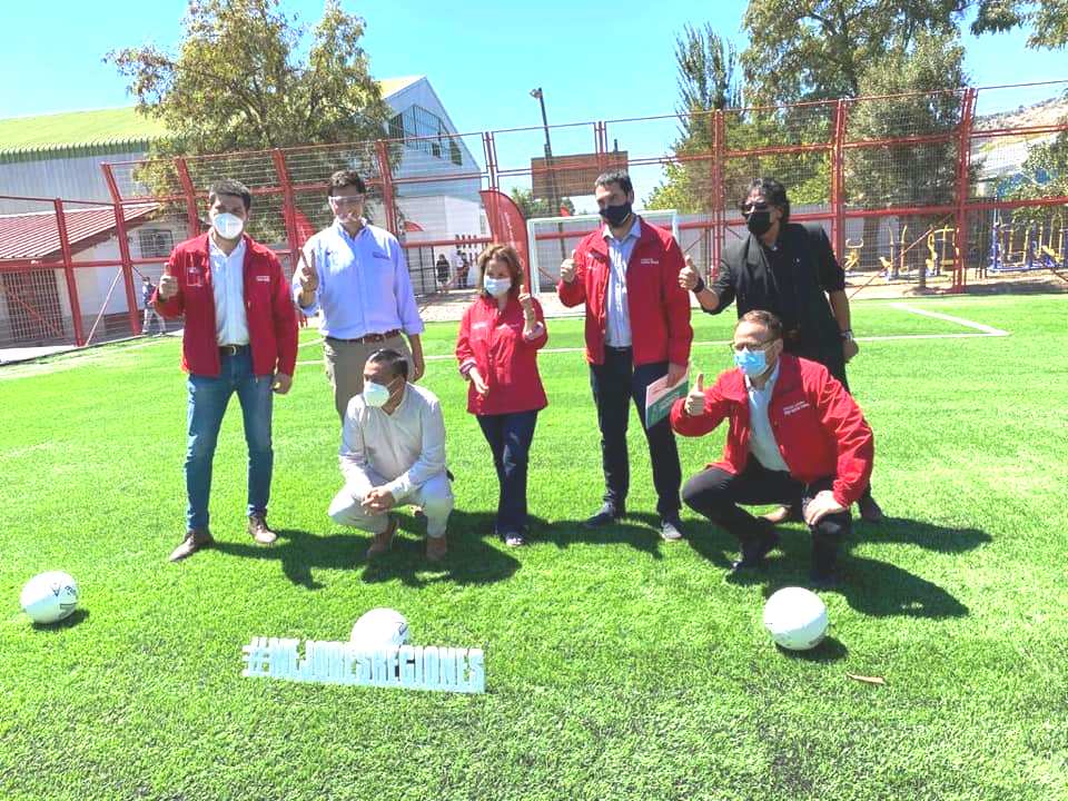 Entregan cancha de pasto sintético a comunidad de la escuela de Villa Prat