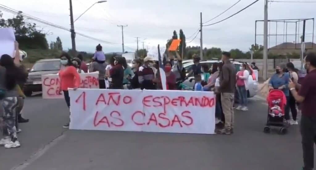 Familias de conjunto habitacional Las Vertientes cortaron Ruta J-60 exigiendo entrega de sus casas