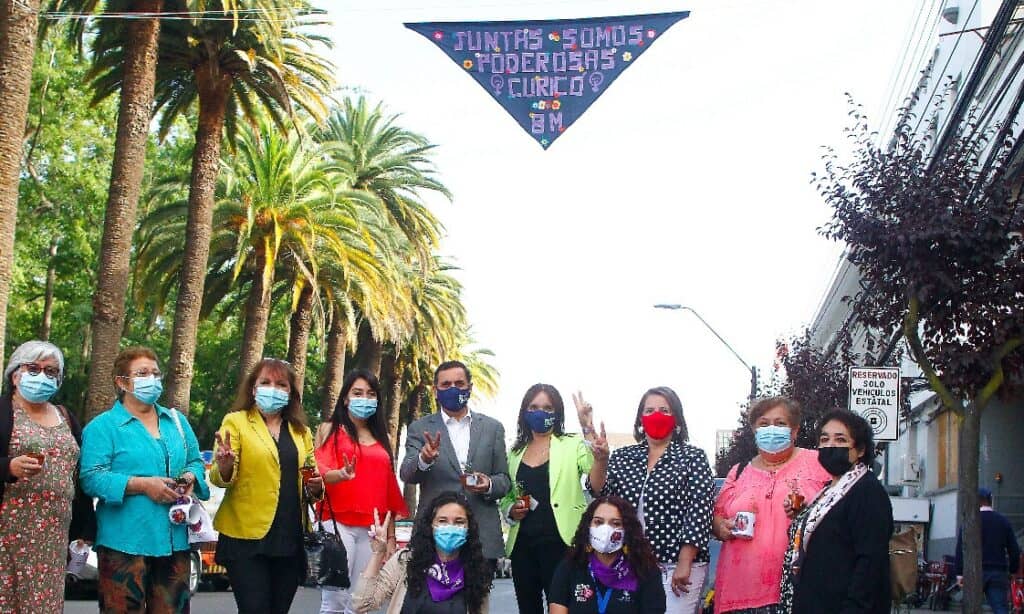 Mujeres de Curicó crearon lienzo conmemorativo del 8M instalado frente al municipio