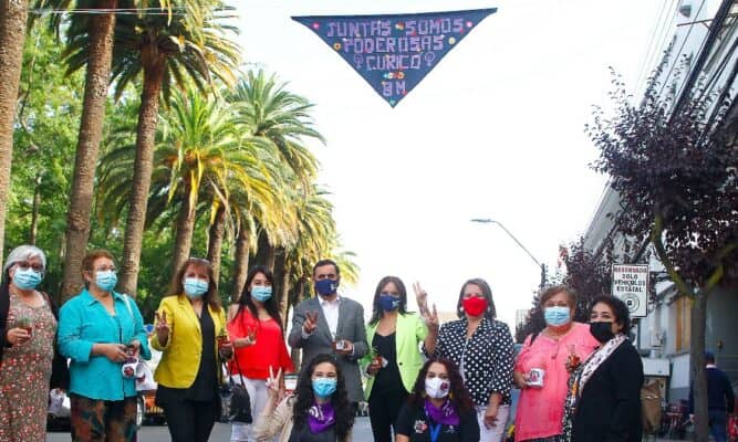 Mujeres de Curicó crearon lienzo conmemorativo del 8M instalado frente al municipio