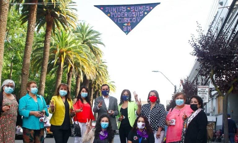 Mujeres de Curicó crearon lienzo conmemorativo del 8M instalado frente al municipio