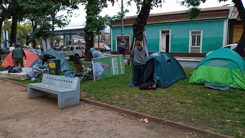 Desalojan a 10 personas que dormían en carpas en la alameda de Curicó