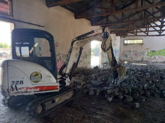 Denuncian remoción ilegal de adoquines en antigua estación de trenes de Teno