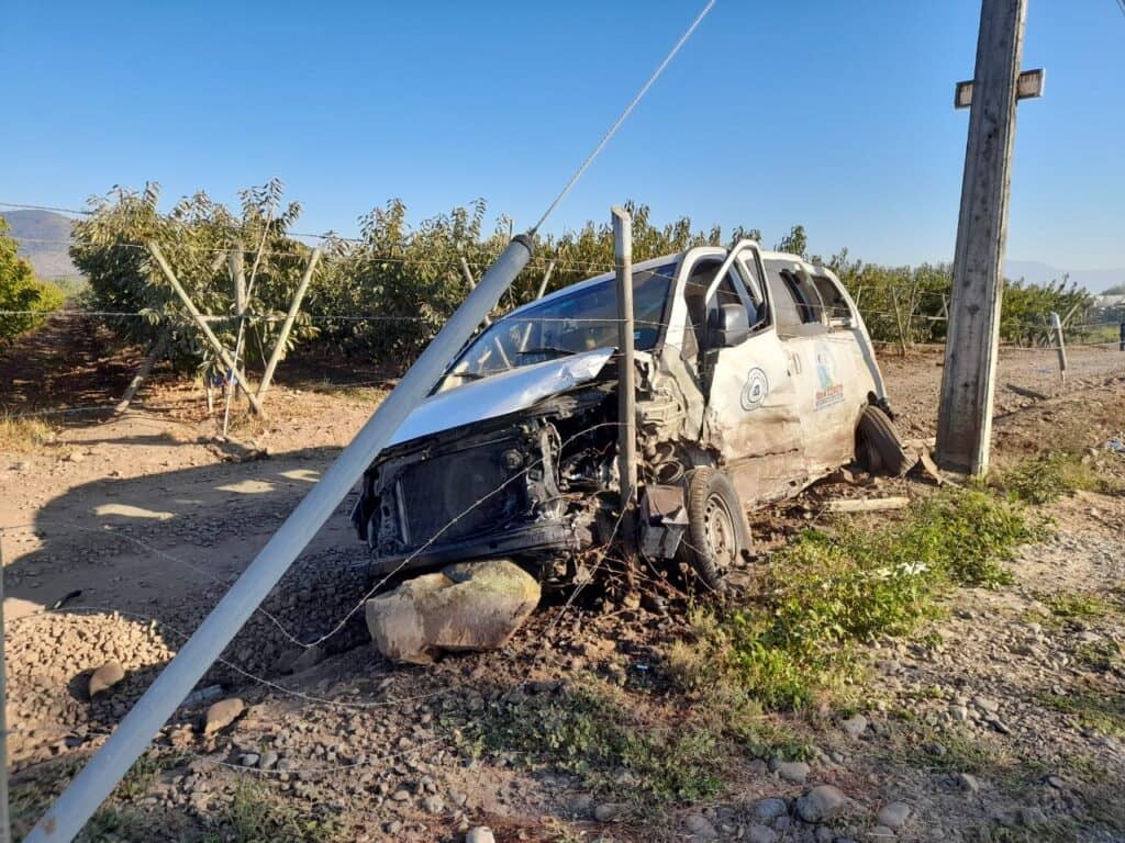 Conductor de furgón de salud municipal resultó lesionado en accidente de tránsito en ruta a Comalle