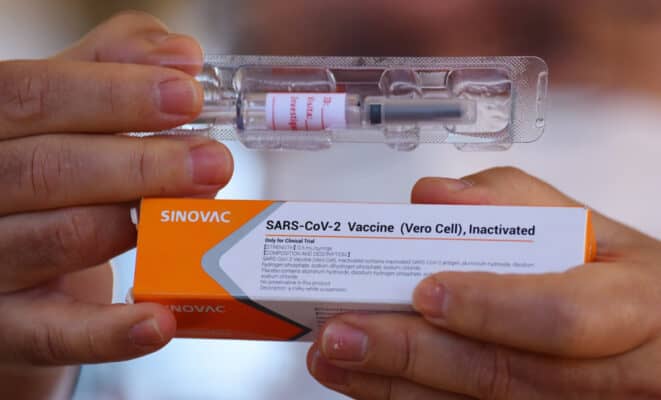 Director del ISP insiste en que vacuna SinoVac es eficaz