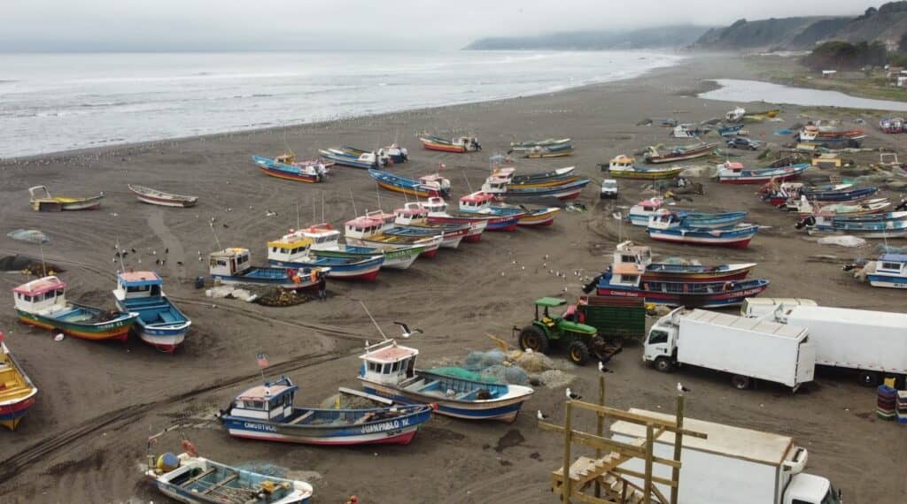 Encuentran embarcación con tres pescadores extraviada en Duao