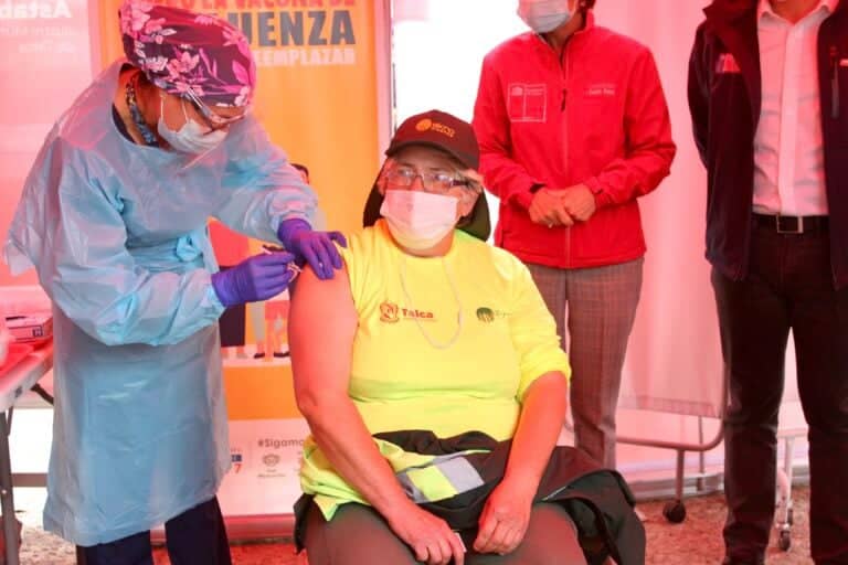 Adelantan calendario de vacunación: En dos semanas se inoculará a personas entre 44 y 35 años