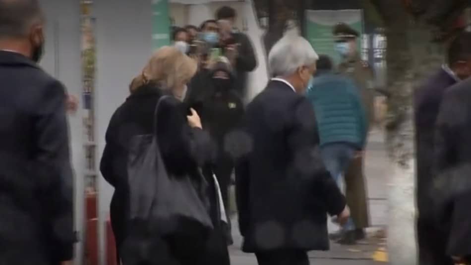 Presidente Piñera es increpado por hermano de carabinero muerto en Collipulli durante el funeral