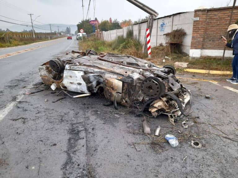 Camino a Rauco: choque termina con conductor fallecido y vehículo en llamas