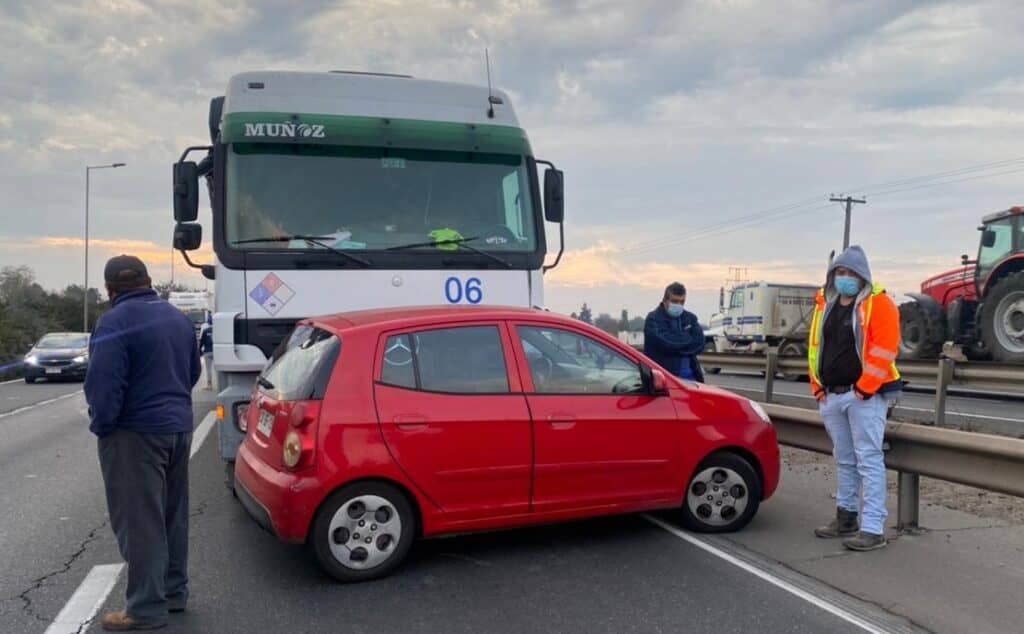 Colisión entre camión y automóvil en cruce Los Canales resultó sin lesionados