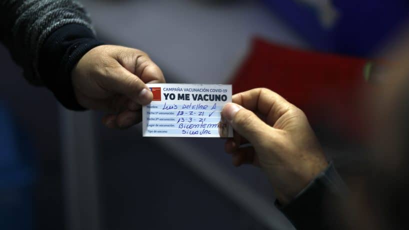 Gobierno preparó propuesta preliminar para implementar un "carnet verde" para inoculados