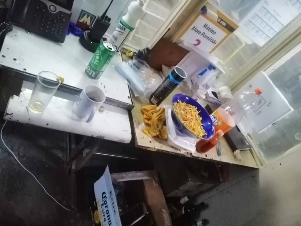 Cursan sumario por fiesta clandestina en Hospital El Pino: funcionarios se dieron la fuga durante la fiscalización