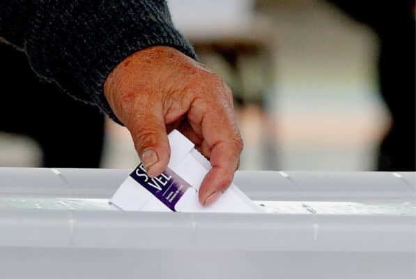 Carabineros de Licantén detuvo a sujeto que fotografió su voto