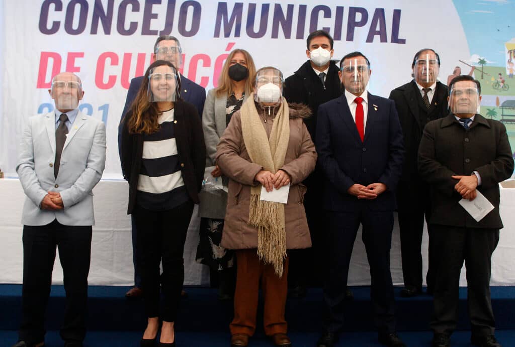 Tres mujeres y cinco hombres asumieron como Concejo Municipal de Curicó