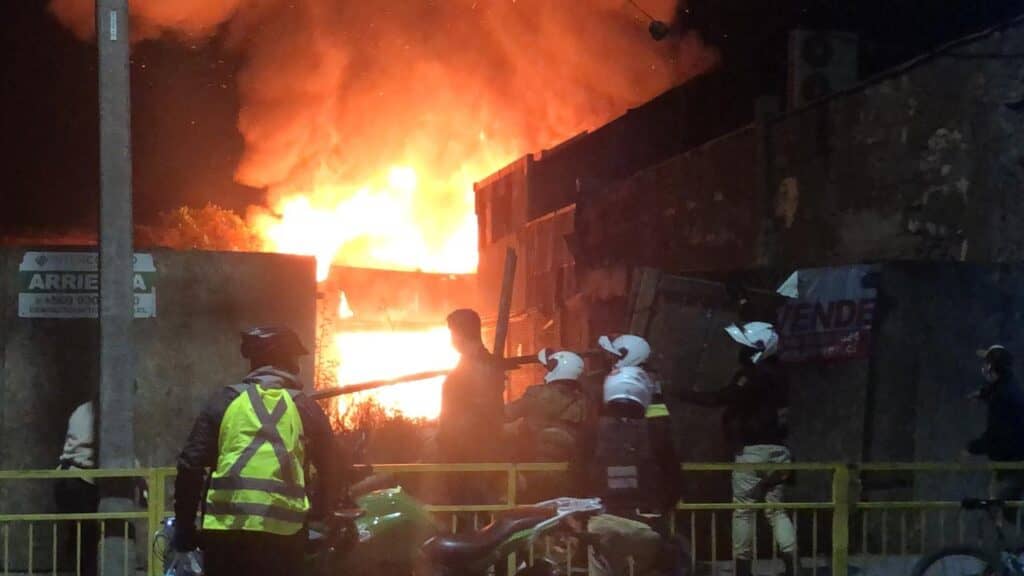 Incendio de bodega en sitio eriazo amenazó locales comerciales del Terminal de Curicó