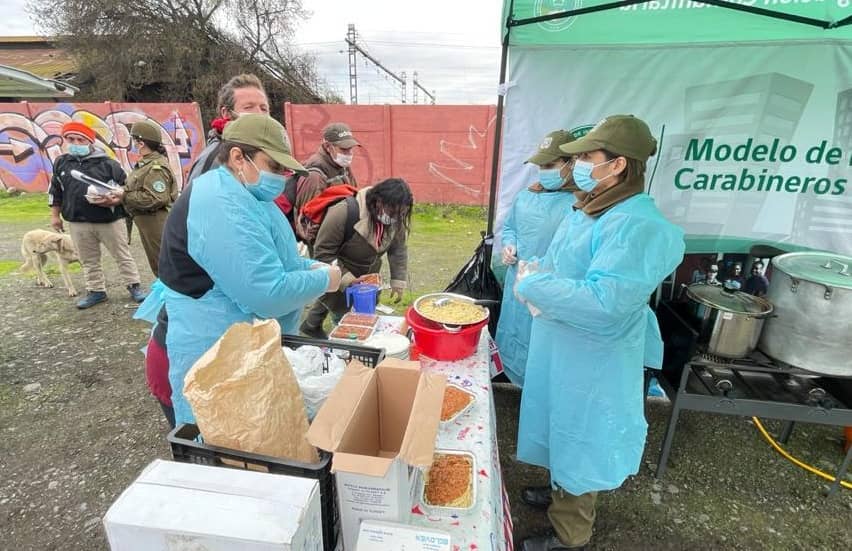 Carabineros de Curicó entregó almuerzos a trabajadores de las afueras de la Felicur y a personas en situación de calle