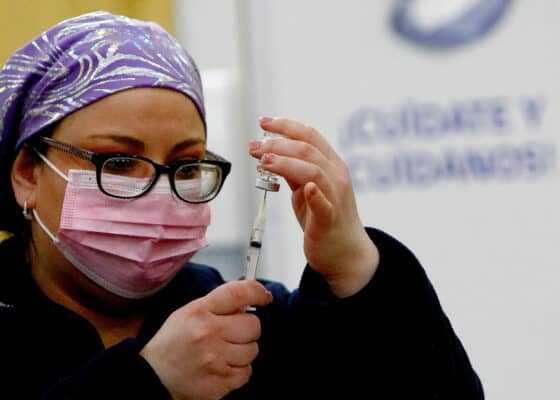 Vacunación de refuerzo en Curicó cubre a mayores de 18 años con segunda dosis hasta el 7 de marzo