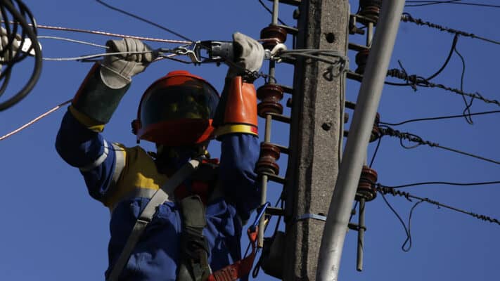 Municipio de Curicó llamó a usuarios a interponer reclamos ante la CGE y evalúa demanda colectiva