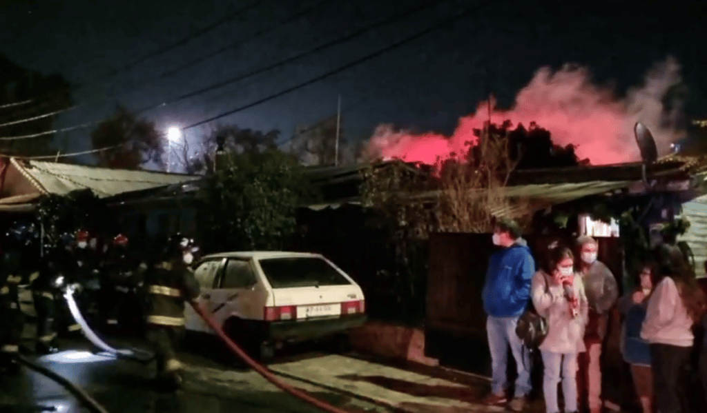 Incendio destruyó una casa en población Manuel Rodríguez de Curicó