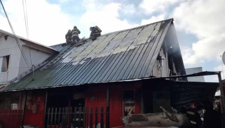 Incendio en sector Valles Don Felipe de Curicó afectó dos casas y un automóvil