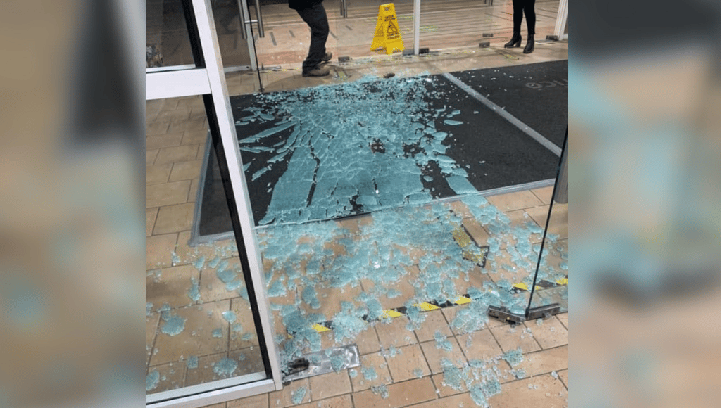 Sujeto robó en una tienda de Mall Curicó y quebró mampara de vidrio para escapar