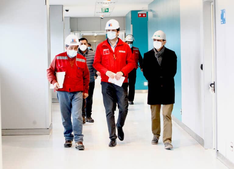 Ministerio de Obras Públicas inspeccionó obras pendientes del nuevo Hospital de Curicó