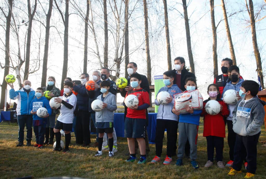 Escuela de Fútbol 21 de mayo recibió implementación deportiva
