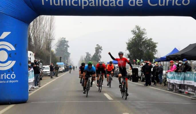 Jacob Decar se quedó con la Open de la Asociación de Ciclismo de Curicó Ranking 2021