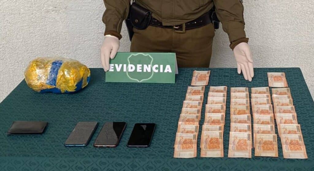 Carabineros detuvo a mujer con más de un kilo de marihuana y $880 mil en Río Claro