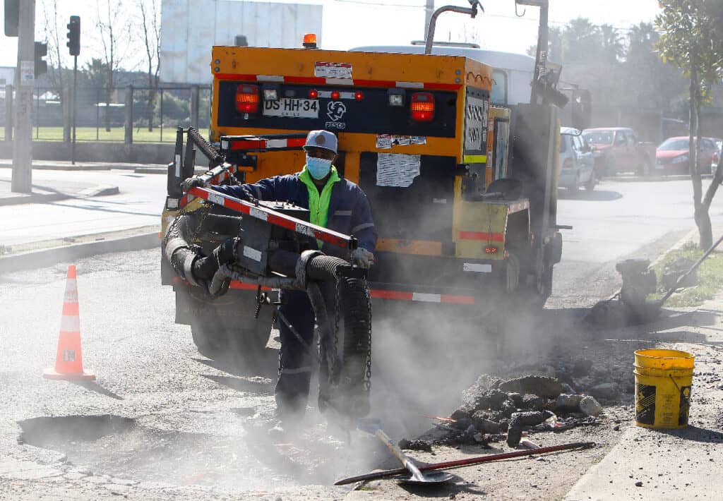 Camión bacheador realiza reparaciones de “eventos” en calles de Curicó