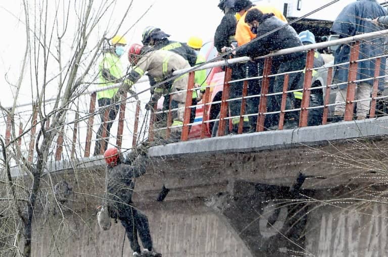 Bomberos de Curicó rescataron a hombre aislado bajo el Puente Rauco por crecida del Río Teno