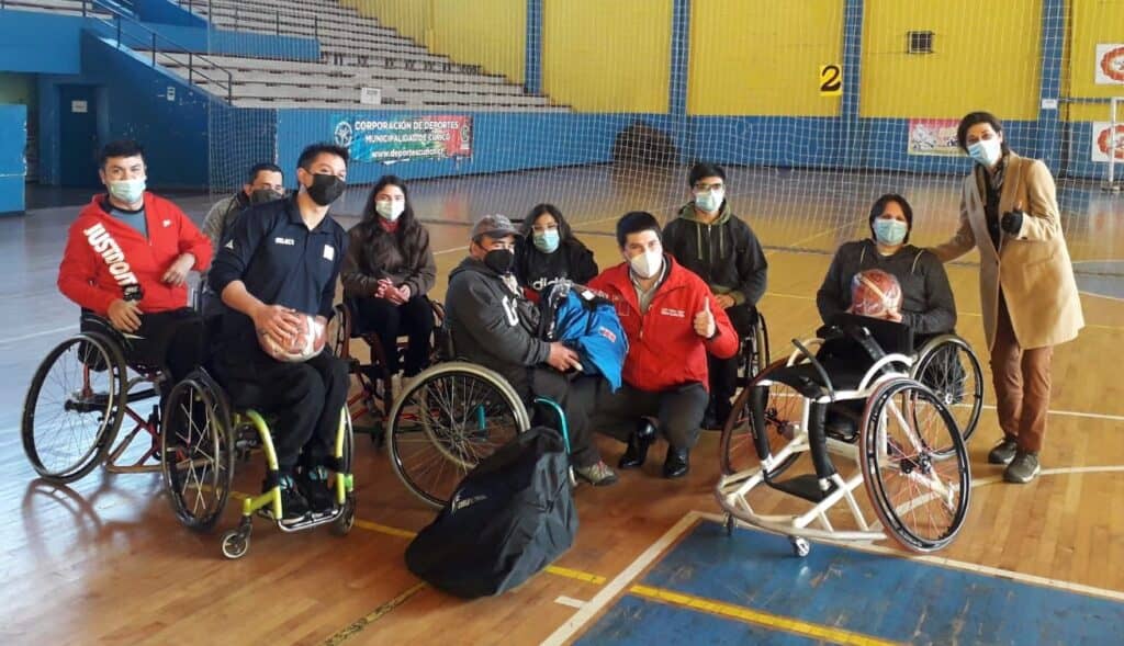 Club de básquetbol en silla de ruedas recibió implementos deportivos