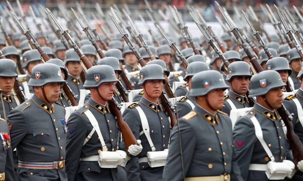 Fuerzas Armadas y Carabineros han gastado más de $389 millones en alcohol en lo que va de 2025