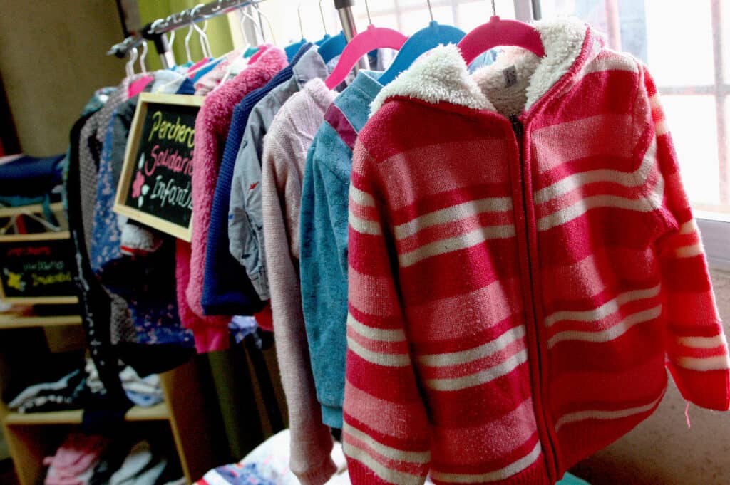 Oficina de Protección de la Infancia de Curicó abrió perchero solidario infantil