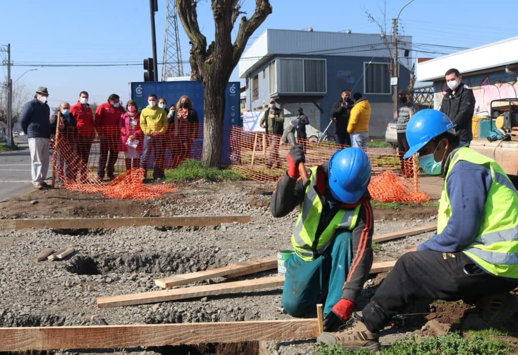 Municipio de Curicó inició instalación de 31 nuevos refugios peatonales