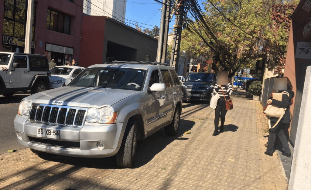 Vecinos de calle Carmen en Curicó denuncian carreras clandestinas y vehículos estacionados en vereda
