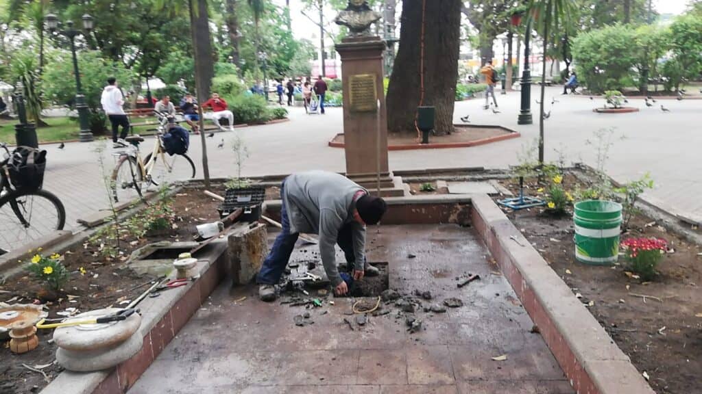 Equipo de Aseo y Ornato de Curicó reparó figuras patrimoniales dañadas en la Plaza de Armas
