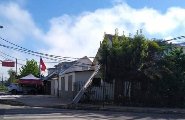 Poste de alumbrado público cayó sobre vivienda en Romeral tras ser chocado por conductor que huyó