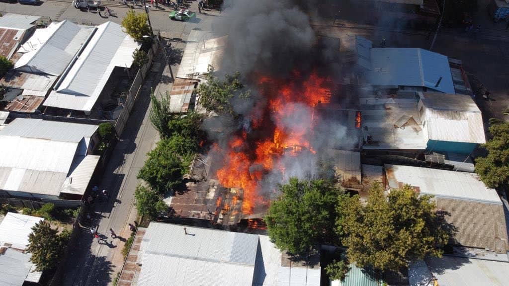 Incendio dejó cuatro viviendas con daños en Población Manuel Rodríguez de Curicó