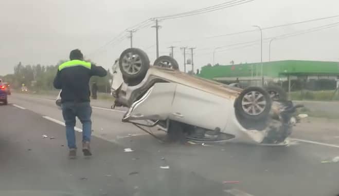 Conductora sufrió lesiones graves tras volcar su vehículo en la Ruta 5 frente a Teno
