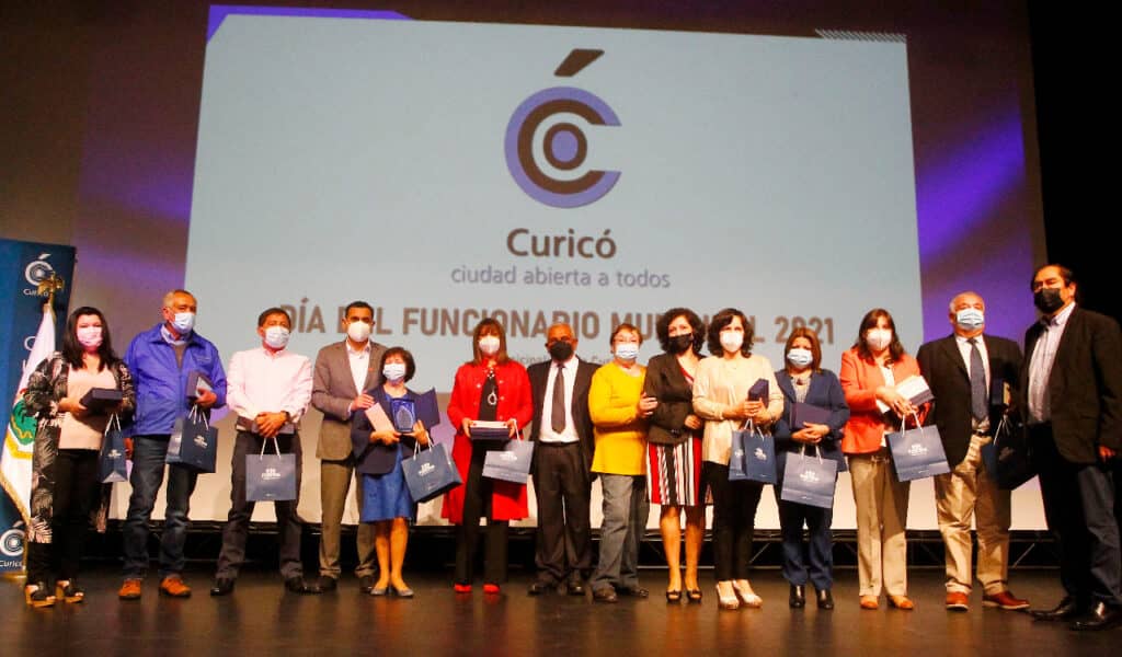 Autoridades de Curicó conmemoraron Día del Funcionario Municipal con ceremonia y distinciones