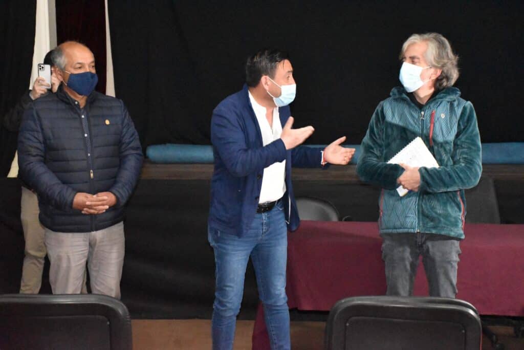 Representantes de la comunidad de Sagrada Familia se reunieron con constituyente Christian Viera