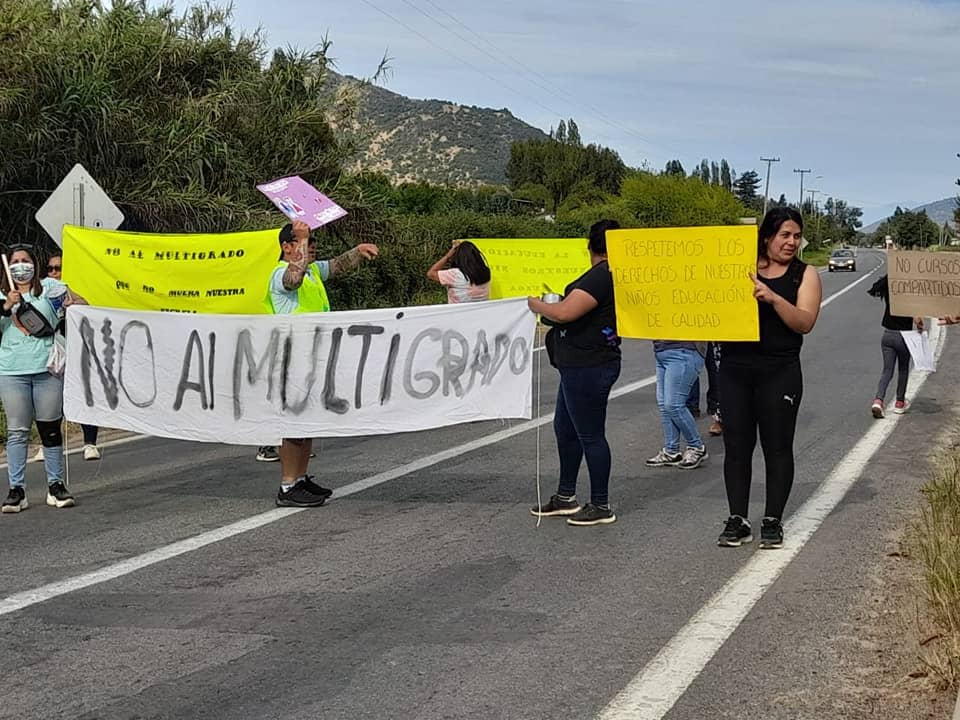Apoderados de Escuela Los Almendros de Palquibudi protestan contra el DAEM de Rauco por cursos “multigrado”