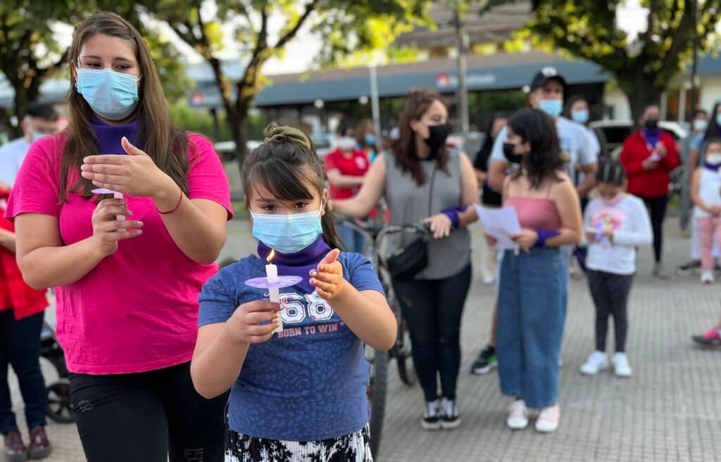 Comunidad de Molina realizó velatón por víctimas de femicidios