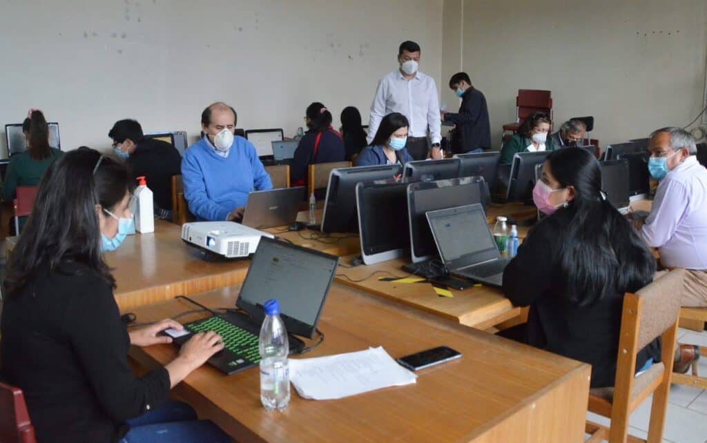 Funcionarios de la Escuela Comalle de Teno se capacitaron en uso de plataformas virtuales