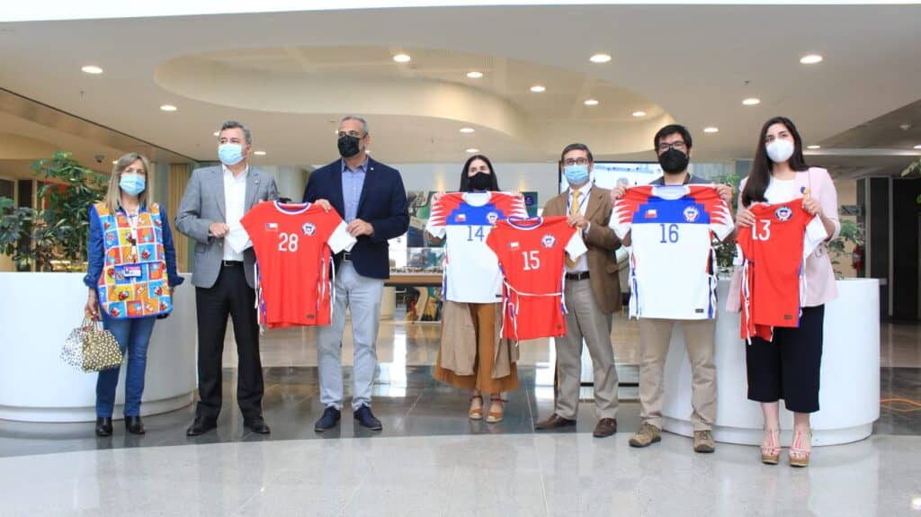 Pacientes oncológicos pediátricos reciben batas de la Selección Chilena de Fútbol
